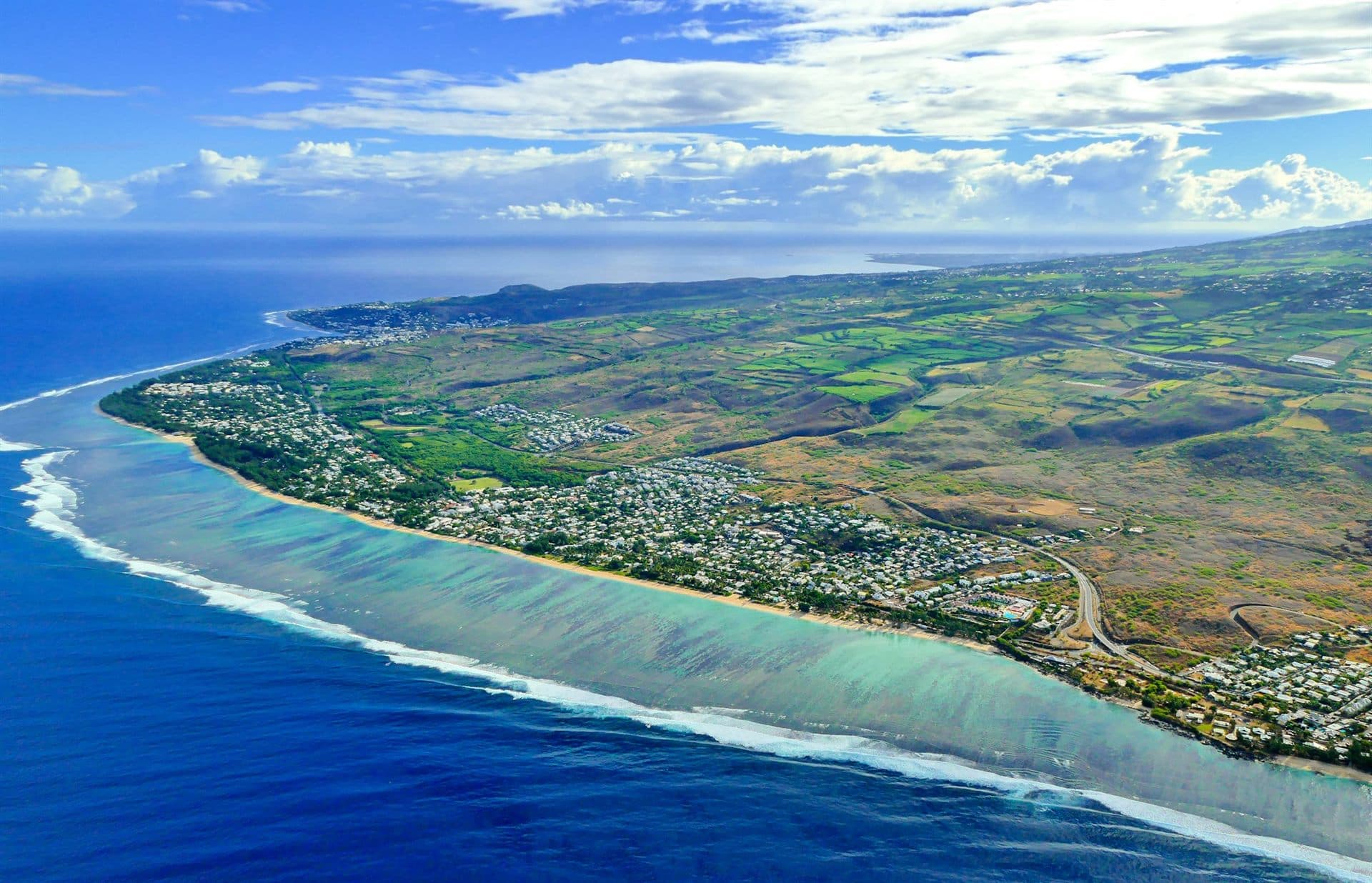 Vue aérienne de la côte ouest de La Réunion : lagon turquoise, barrière de corail et littoral